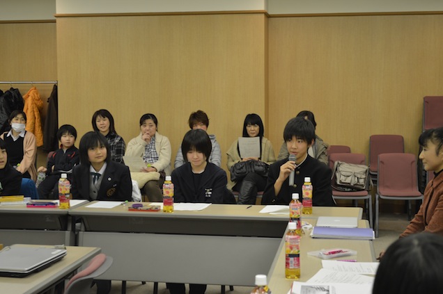 Nanae Middle School students answer questions and remark on their experience in Concord (PHOTO BY EMI KIMURA)