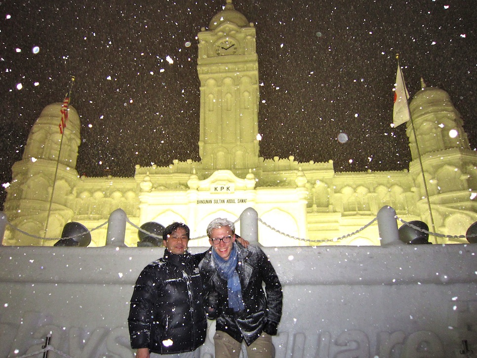 GRADUALLY BECOMING SNOWMEN WITH TERAYA-SAN (this sculpture is of the "Sultan Abdul Samad Building" in Malaysia)