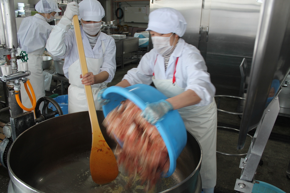 Making pork chops on the day before elementary school graduation. Most of the meat used in Nanae <em>kyuushoku</em> is local.